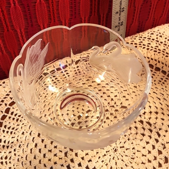 DOH SALE!!! Beautiful vintage Crystal bowl with raised frosted swans - Picture 2 of 5